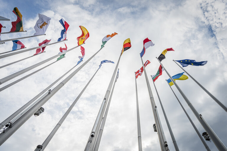 Foto 11: Raising ceremony of the European flag for the beginning of the 10th legislative term in front of the European Parliament in Strasbourg