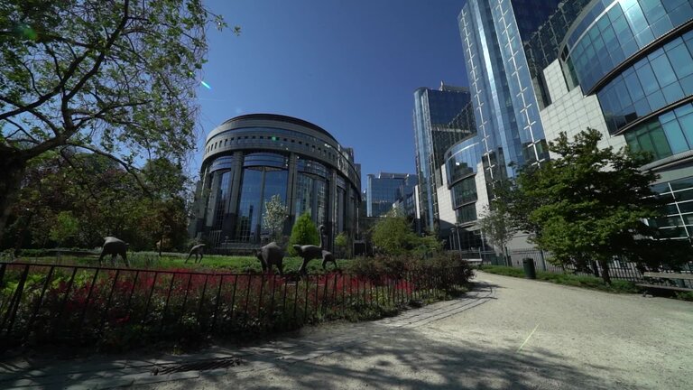 European Parliament Stockshots 9th Parliamentary Term: Exterior views of the European Parliament in Brussels during spring (sunny weather)