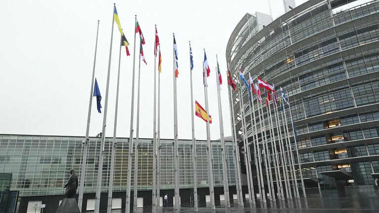 Tribute to the victims of the floods in Spain: Spanish and European flags at half-mast in Brussels and Strasbourg