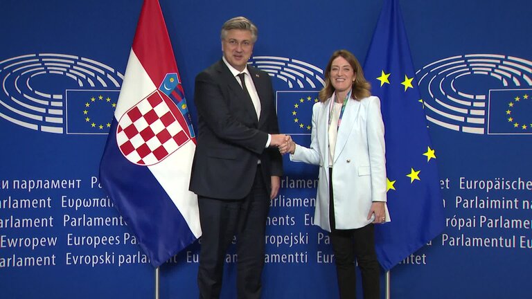 Roberta METSOLA, EP President, meets with Andrej PLENKOVIĆ, Croatian Prime Minister: arrival, meeting and signature of the golden book