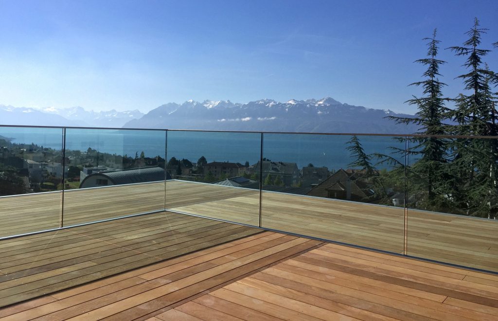 Terrasse en bois avec balcon à Pully