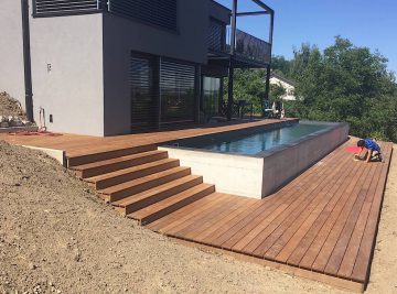 Terrasse en bois avec entourage piscine et escalier 1