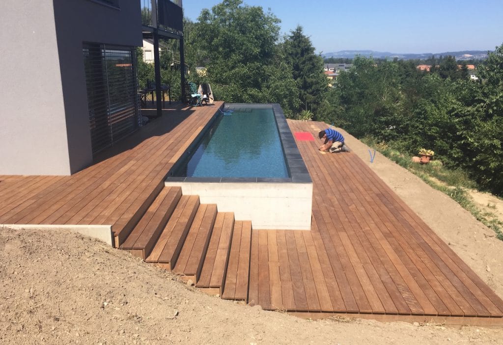 Terrasse en bois avec entourage piscine et escalier 2