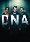 De hoofdrolspelers van de serie DNA kijken recht naar voren. De naam van de serie, DNA, staat groot in beeld.