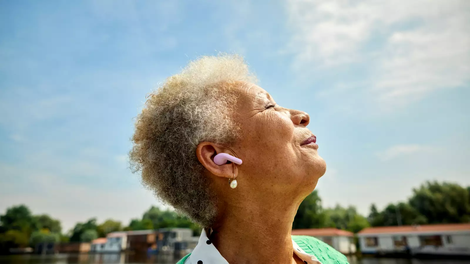 oude vrouw met oordopjes in haar oren