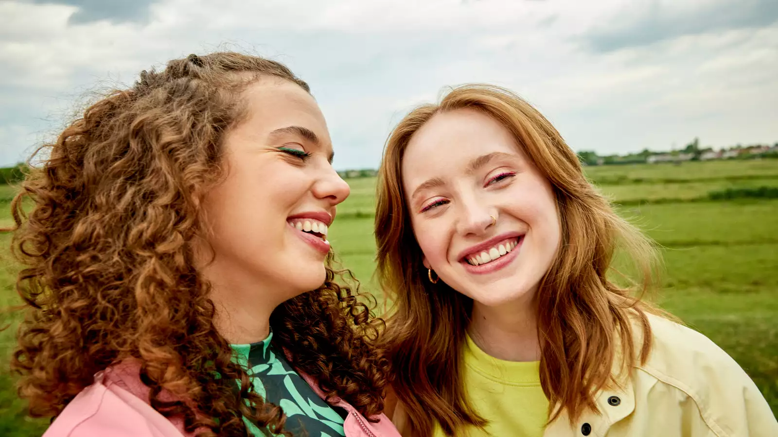 twee lachende vrouwen met rood haar