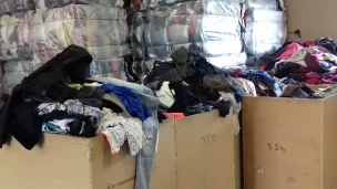 L'association Apivet trie, revend ou recycle des tonnes de vêtements. / ©RCF Anjou