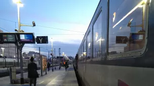 Un train dans la gare de Nice-Ville - S. C-G. 