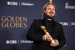 Brady Corbet pozuje z nagrod za najlepsz reyseri filmu 'Brutalista' podczas 82. gali rozdania Zotych Globw w Beverly Hills w Kalifornii, USA, 5 stycznia 2025 r.