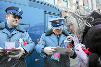 2011, policjanci kwestuj podczas WOP