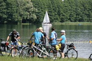 Rowerzyci nad jeziorem Ukiel w Olsztynie