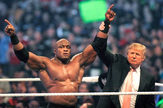 Donald Trump podnosi rk wrestlera WWE Bobby'ego Lashleya na znak zwycistwa po tym, jak Lashley pokona Umag w Bitwie Miliarderw podczas Wrestlemanii 2007 World Wrestling Entertainment na Ford Field w Detroit, 1 kwietnia 2007 r.