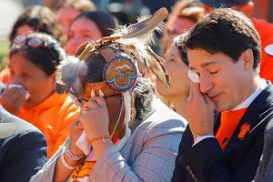 Premier Kanady Justin Trudeau i szefowa Zgromadzenia Pierwszych Narodw (AFN) RoseAnne Archibald ocieraj zy podczas Narodowego Dnia Prawdy i Pojednania, oddajc hod zaginionym dzieciom i ocalaym ze szk rezydencjalnych dla rdzennych mieszkacw, podczas wydarzenia w Lebreton Flats w Ottawie, Ontario, Kanada, 30 wrzenia 2022 r.