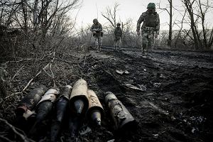 Saperzy z 24. Brygady Zmechanizowanej sprawdzaj teren pod ktem min i niewybuchw w pobliu linii frontu w obwodzie donieckim, Ukraina