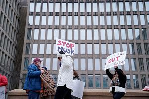 Protest przed siedzib Biura Zarzdzania Personelem (OPM) po tym, jak Departament Efektywnoci Rzdowej (DOGE) pod przewodnictwem Elona Muska zosta oskarony o nadzr nad OPM, Waszyngton, 2 lutego 2025 r.