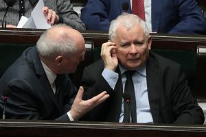 Antoni Macierewicz przy uchu prezesa Jarosawa Kaczyskiego. Warszawa, Sejm, 28 kwietnia 2022 r.