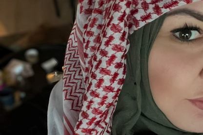 Lena Khalid, praktykujca muzumanka, zwizana prywatnie ze wiatem arabskim. Autorka ksiki 'Crki chmur. O kobietach z Sahary Zachodniej'