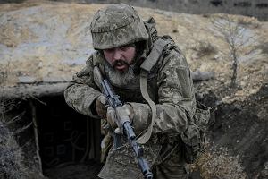 Spadochroniarz z 81. Samodzielnej Brygady Lotnictwa Desantowego Ukraiskich Wojsk Powietrzno-Szturmowych bierze udzia w szkoleniu w pobliu miasta Siewiersk w obwodzie donieckim w Ukrainie, 21 stycznia 2025 r.