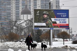 Billboard promujcy sub w rosyjskiej armii z napisem 'Zwycistwo bdzie nasze', Sankt Petersburg, Rosja, 14 stycznia 2025 r.