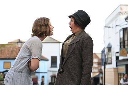 Olivia Colman i Jessie Buckley w filmie 'Wredne liciki'