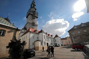 Budynek zwany 'Pokojami Krlewskimi' - zachodnia. W znacznie gorszym stanie jest elewacja wschodnia w przejciu (koo wiey) midzy dziedzicem przed kaplic Matki Boej a dziedzicem przed wejciem do bazyliki.