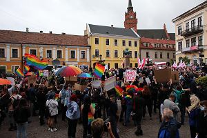 Czerwiec 2020, manifestacja na pl. Kazimiera Wielkiego w Tarnowie podczas wizyty Andrzeja Dudy.