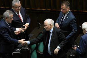 Prezes PiS Jarosaw Kaczyski w otoczeniu najbliszych wsppracownikw z partii, 8 stycznia 2025 r.