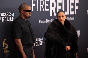 Kanye West i Bianca Censori pozuj na czerwonym dywanie podczas 67. dorocznej gali rozdania nagrd Grammy w Los Angeles w Kalifornii, USA, 2 lutego 2025 r.