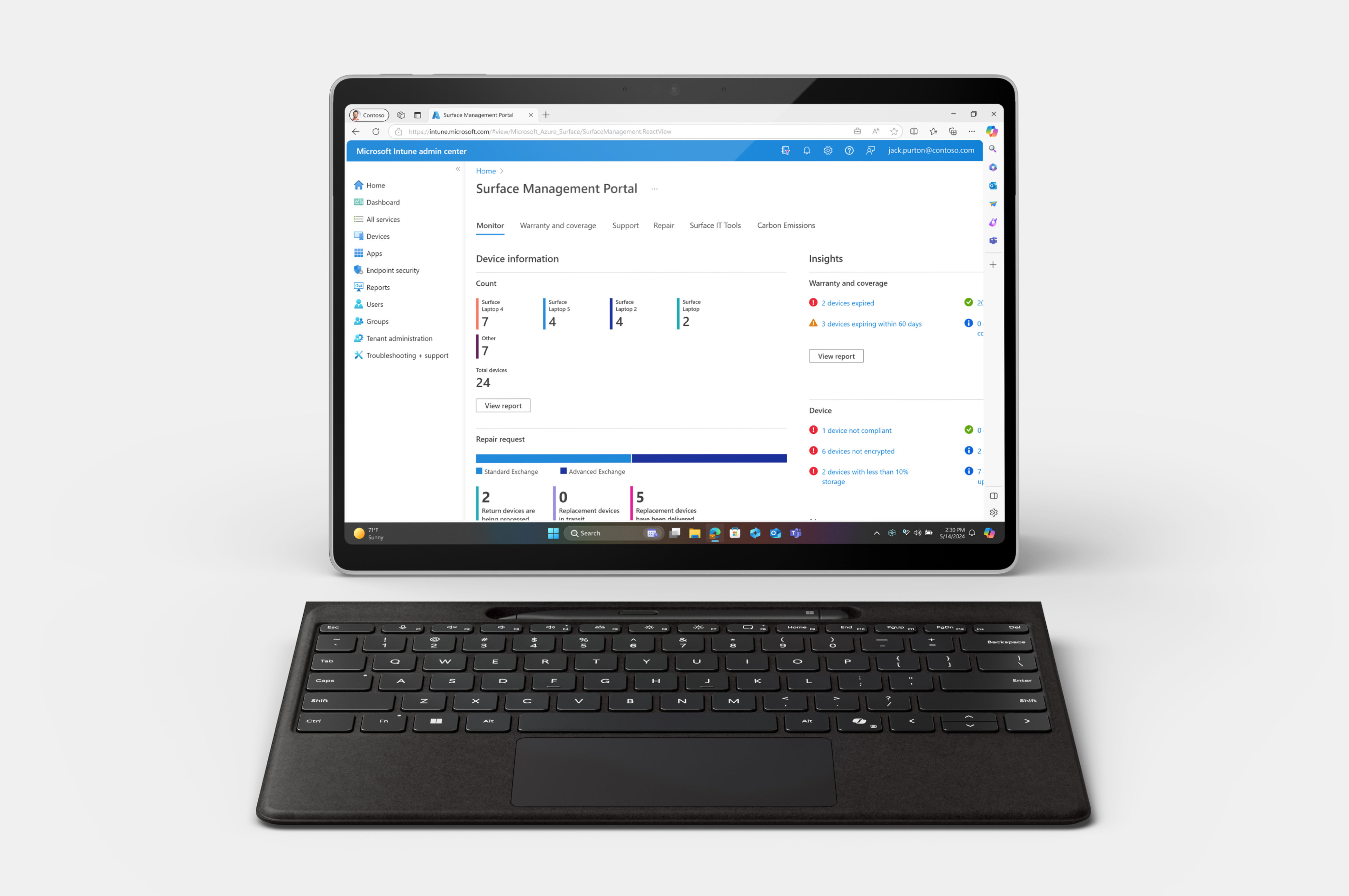 画面に IT Toolkit が表示された Surface Laptop を正面から見た画像