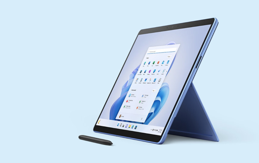 Surface Pro 9 in Saphir aus einer 3/4-Perspektive mit einem Surface Slim Pen 2 vor einem blauen Hintergrund