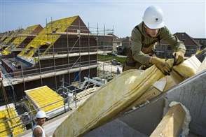 Dakdekker aan het werk