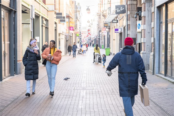 Vrouw doet boodschappen in een supermarkt met een boodschappenkar