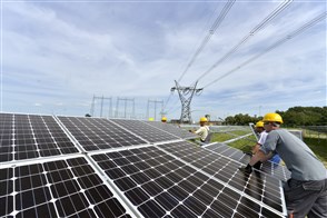 Op het terrein van de kolengestookte elektriciteitscentrale van gdf-suez wordt een veld vol zonnepanelen geplaatst en vormt een energiecentrale die stroom opwekt.