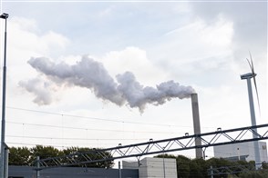 Rook uit schoorsteen elektriciteitscentrale