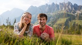 Pärchen rastet auf der Almwiese