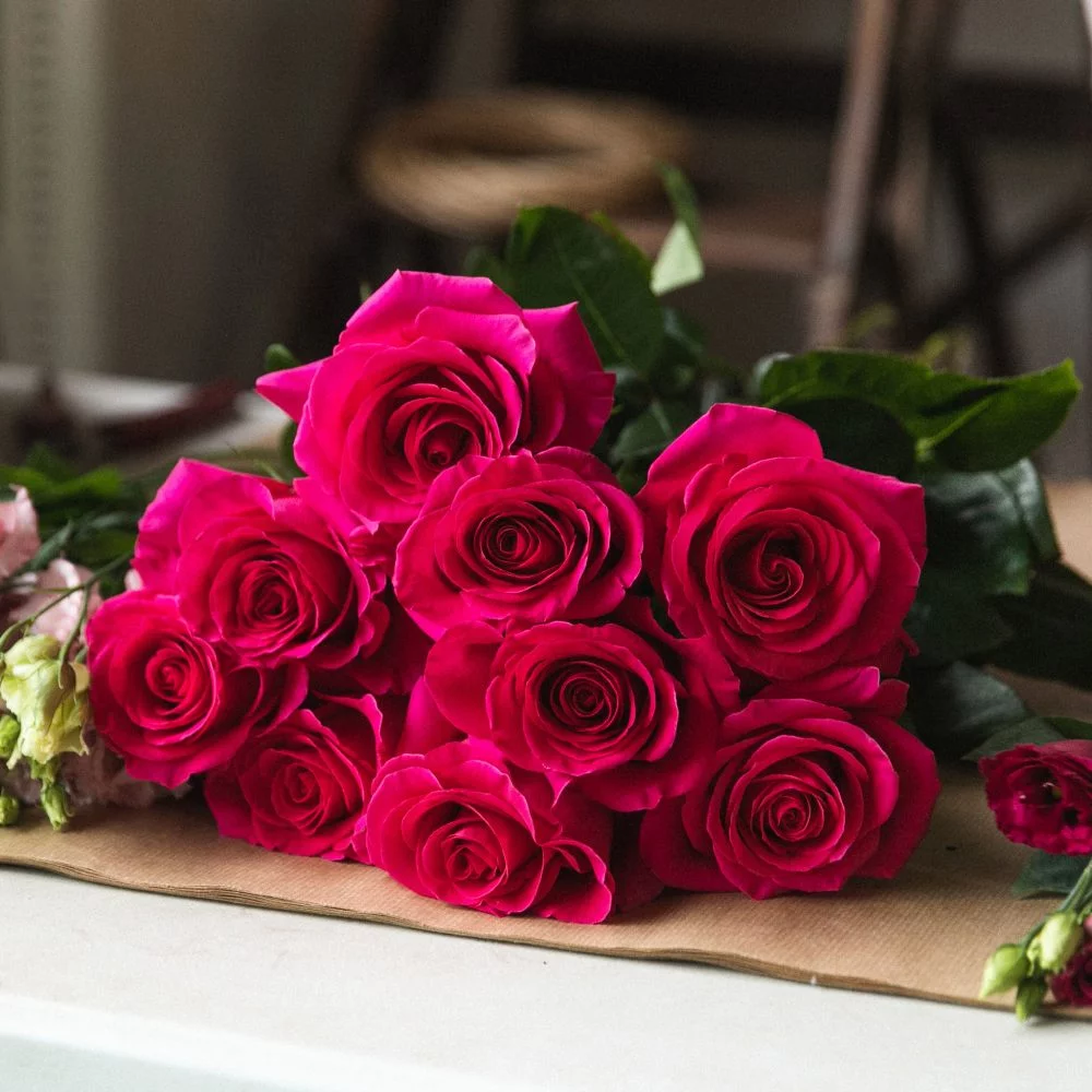 Roses Rouges à la Tige, par MISS JANY FLEURS, fleuriste à Roubaix