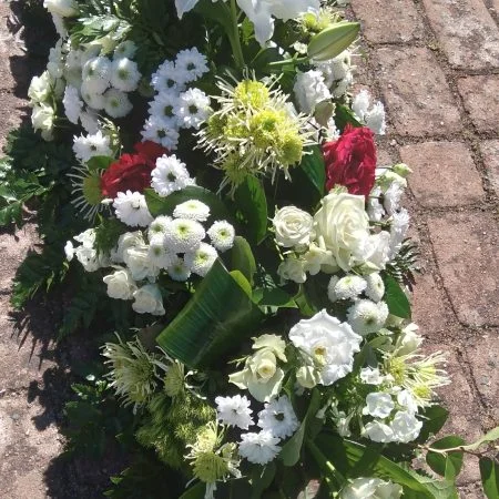 Dessus de Cercueil, par Bonheur des fleurs, fleuriste à La Montagne