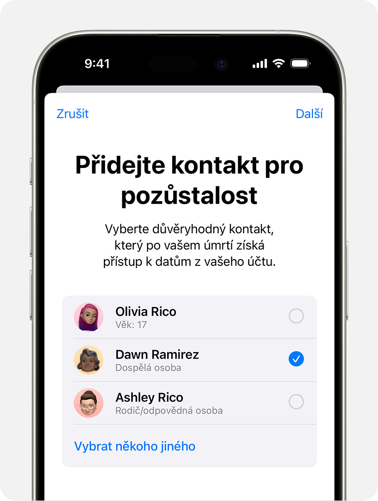 iPhone zobrazující vaše členy Rodinného sdílení, které můžete přidat jako kontakt pro pozůstalost