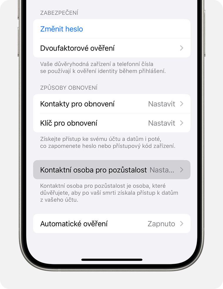 Obrazovka iPhonu zobrazující, jak přidat kontaktní osobu pro pozůstalost