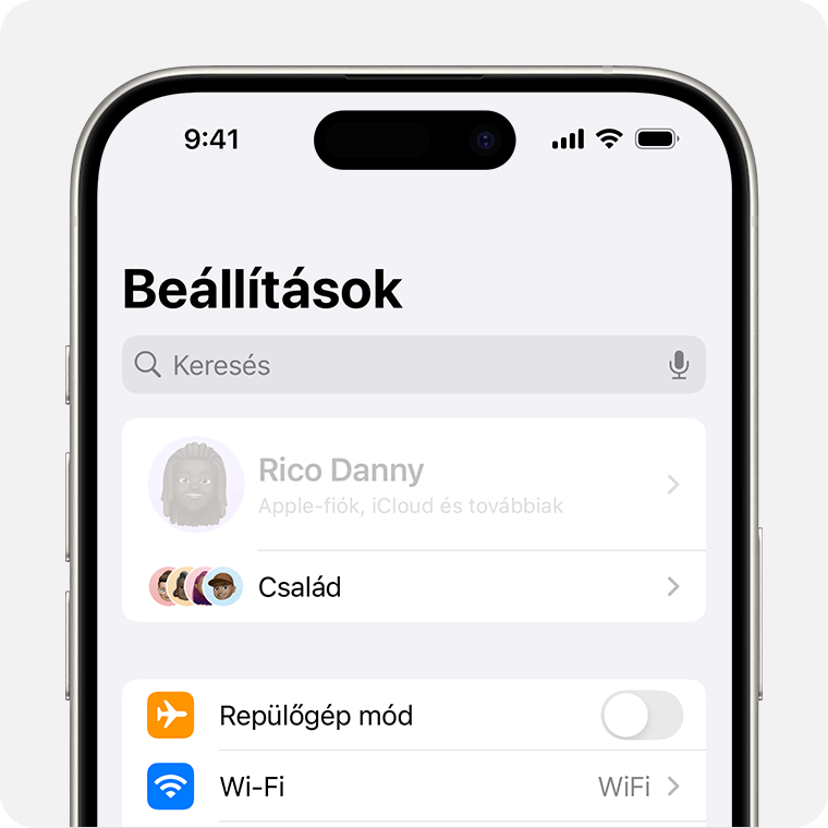 Egy iPhone, amelyen a tulajdonos neve szürkén jelenik meg a Beállítások alkalmazás tetején.
