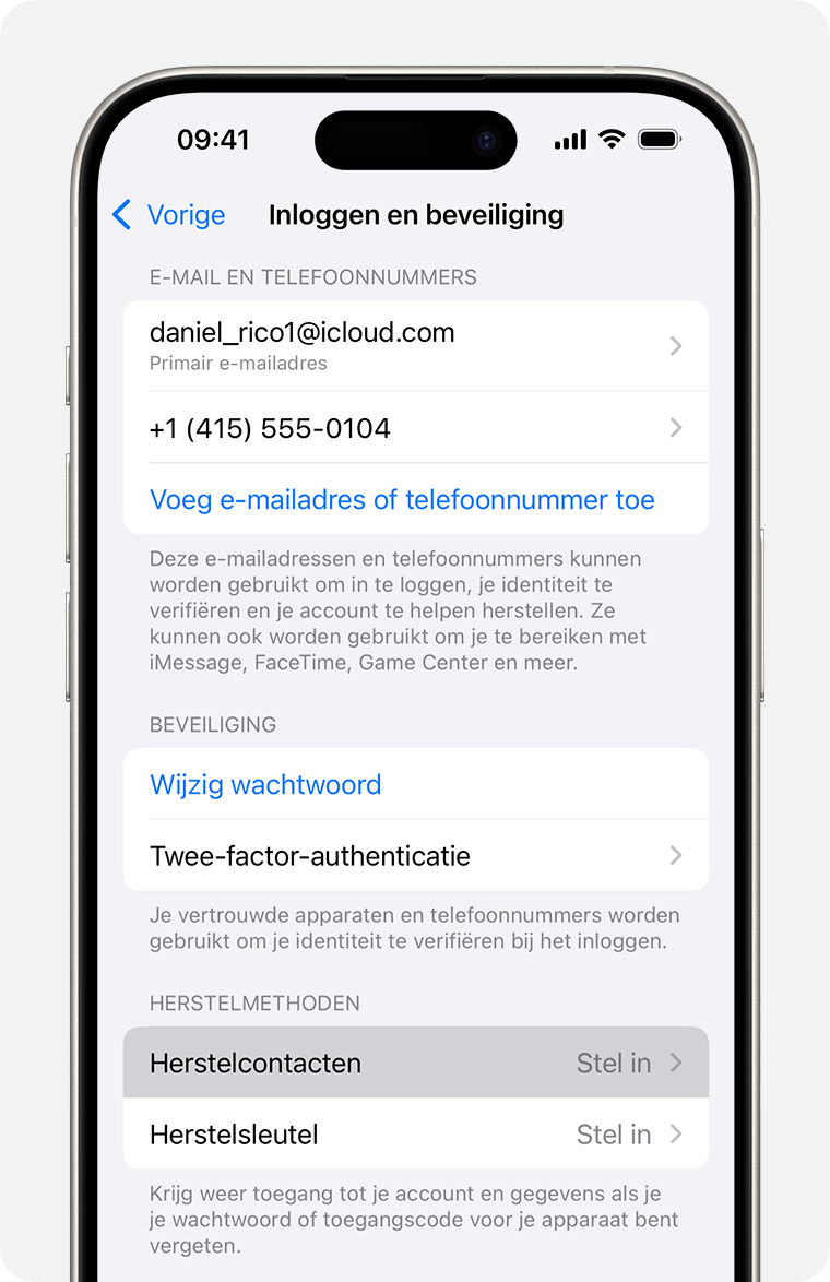 iPhone waarop je de Apple Account-instellingen ziet en hoe je een herstelcontact kunt toevoegen