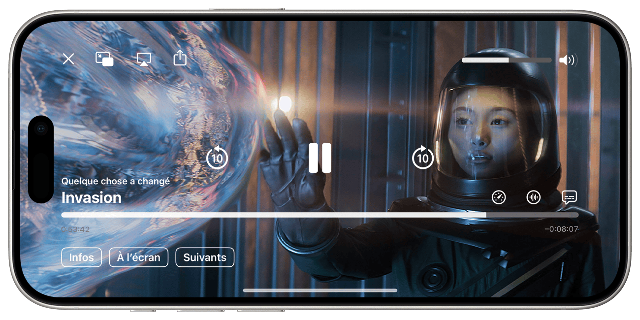 Sur un iPhone, l’app Apple TV est mise en pause et les commandes sont affichées. L’épisode Quelque chose a changé de la série Invasion est affiché. En bas à droite, le bouton Langue des sous-titres et le bouton Audio se trouvent au-dessus de la barre de progression.