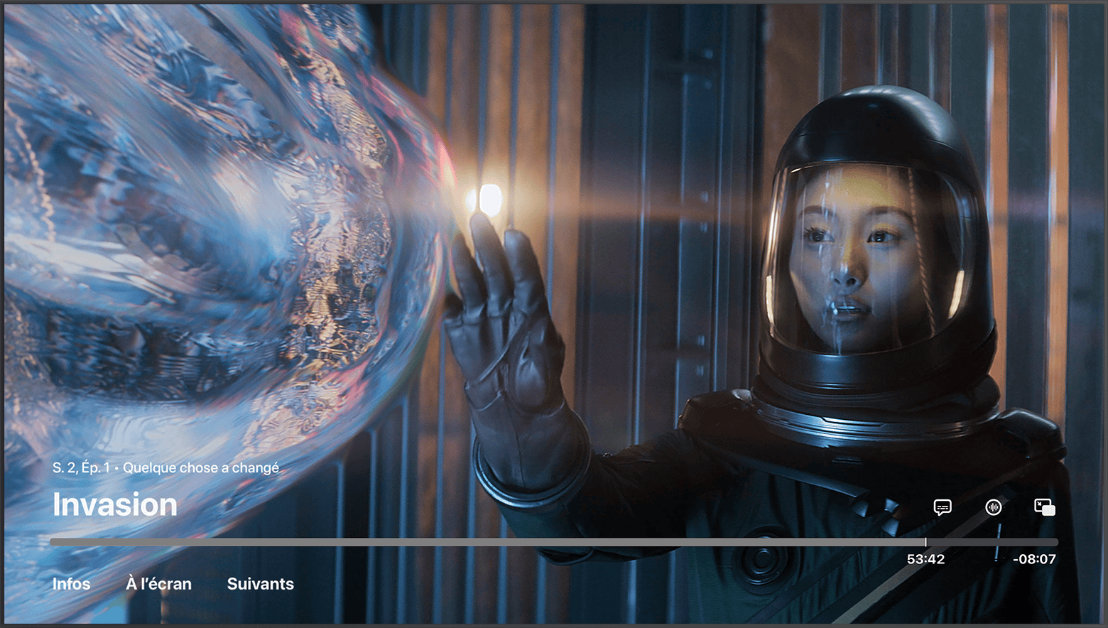 L’app Apple TV est mise en pause et les commandes sont affichées. L’épisode Quelque chose a changé de la série Invasion est affiché. En bas à droite, le bouton Langue des sous-titres et le bouton Audio se trouvent au-dessus de la barre de progression.