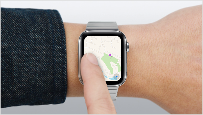 Una persona que arrastra el dedo por la pantalla del Apple Watch