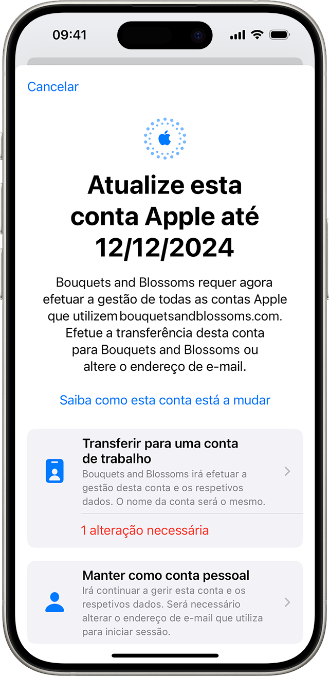 Um ecrã de iPhone a apresentar instruções para atualizar uma Conta Apple até uma determinada data, incluindo opções no ecrã para transferir para uma conta do trabalho ou manter como conta pessoal.