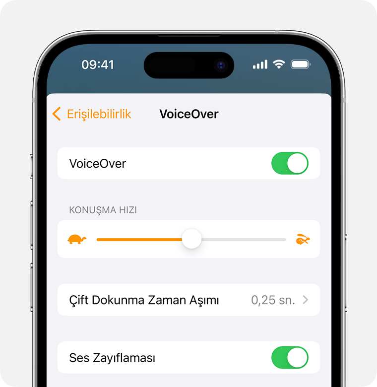 VoiceOver etkinleştirilmiş, Konuşma Hızı %50 olarak ayarlanmış, Çift Dokunma Zaman Aşımı 25 saniye olarak ayarlanmış ve Ses Zayıflaması etkinleştirilmiş