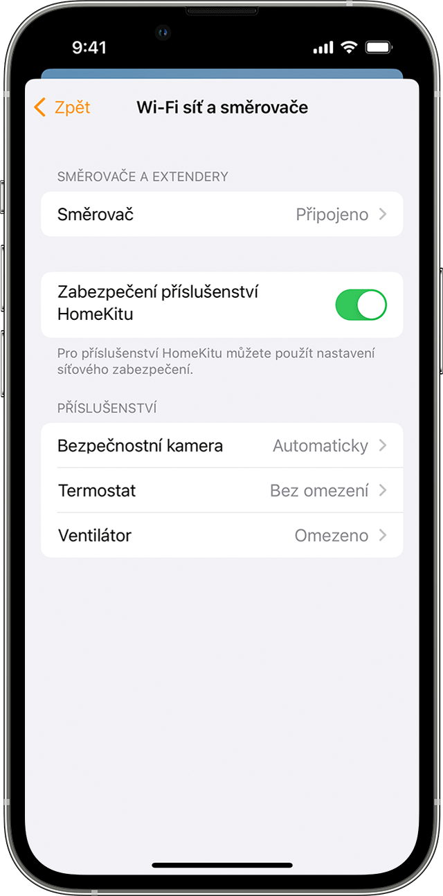 iPhone se zobrazeným panelem Wi‑Fi síť a směrovače