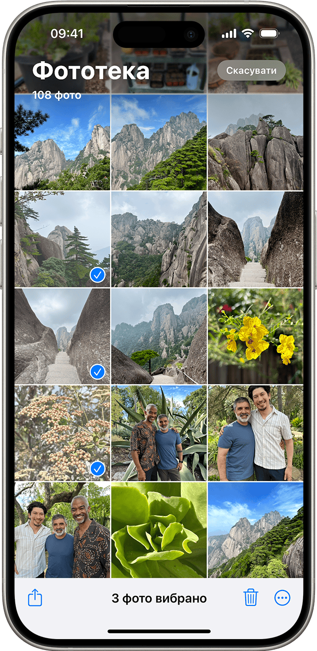 iPhone, на якому вибрано кілька фотографій у програмі «Фотографії»