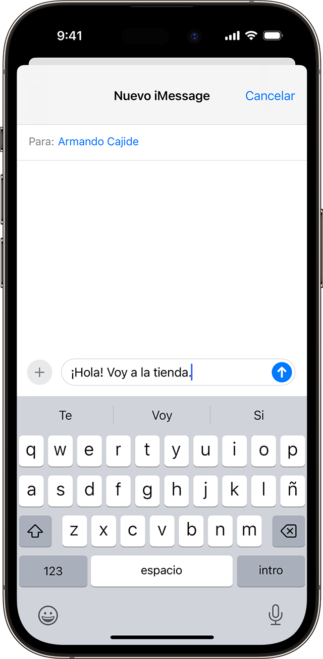 La pantalla de un iPhone muestra texto predictivo mientras escribes una palabra en Mensajes.