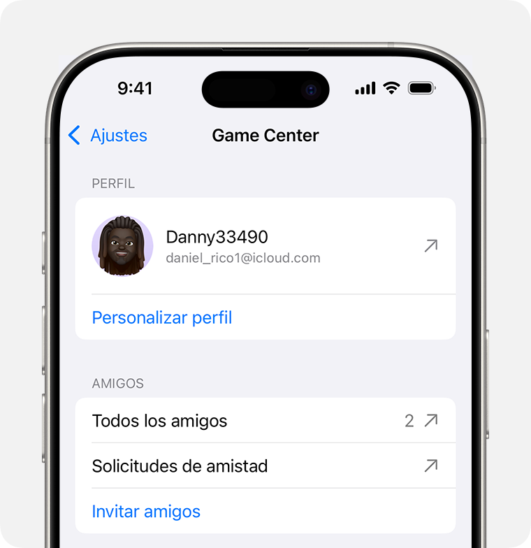 En un iPhone, en Ajustes, Game Center está abierto. Un usuario ha iniciado sesión y tiene opciones para personalizar su perfil y gestionar amigos.